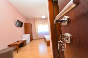 Zimmer mit Tür und Schild in der Unterkunft Hotel Epoka in Shkodra