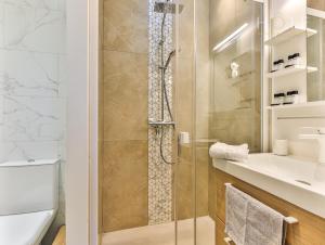 La salle de bains est pourvue d'une douche, de toilettes et d'un lavabo. dans l'établissement Charmante maisonnette au cœur des sables d'Olonne, à Les Sables-dʼOlonne