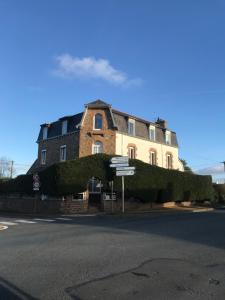 a large brick building on the corner of a street at Joli appartement très bien situé - Perros-Guirec in Perros-Guirec