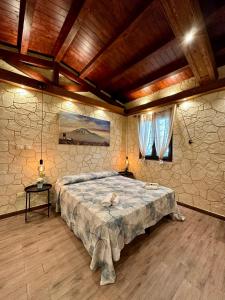 ein Schlafzimmer mit einem großen Bett in einem Zimmer in der Unterkunft Dependance in villa, Etna, natura, relax in Nicolosi