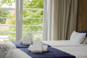 デ・パンネにあるホテル アーン ズィのベッドルーム1室(ベッド2台、大きな窓付)