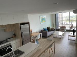 Link Portside Wharf Apartment Hotel的厨房或小厨房