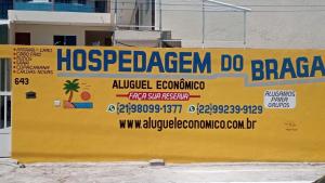 um sinal amarelo para uma praia de hosapeake do barbecue em Cabo Frio - Braga - Kitnets - Aluguel Econômico em Cabo Frio