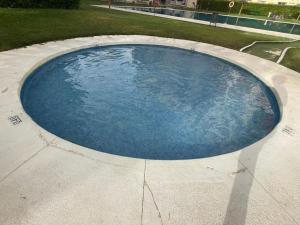 Bazén v ubytovaní Apartamento con terraza a pie de playa alebo v jeho blízkosti