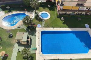Bazén v ubytovaní Apartamento con terraza a pie de playa alebo v jeho blízkosti