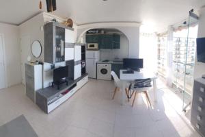 Kuchyňa alebo kuchynka v ubytovaní Apartamento con terraza a pie de playa