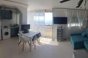 Televízia a/alebo spoločenská miestnosť v ubytovaní Apartamento con terraza a pie de playa