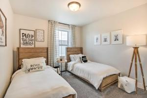 1 dormitorio con 2 camas y ventana en Cozy Montana Retreat with Patio and Fire Pit!, en Billings