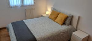 Łóżko lub łóżka w pokoju w obiekcie Appartement lumineux T3 avec jardin privatif à Hendaye - Parking et wif gratuit
