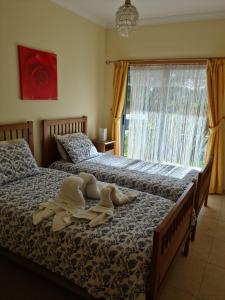 2 Betten mit Handtüchern in einem Schlafzimmer in der Unterkunft Albufeira Monte Balaia in Albufeira