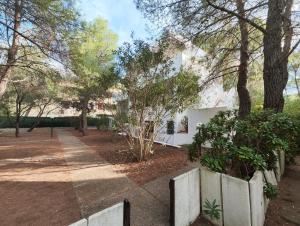 カステッラネータ・マリーナにあるCollins Apartmentsの木の家の前の柵