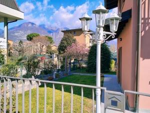 a street light in front of a house with a mountain at Doris' home in Pisogne