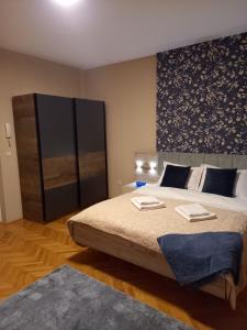 Un pat sau paturi într-o cameră la Apartment Story,Pozarevacka Beograd