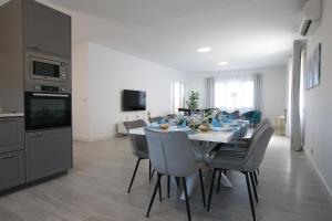 a kitchen and dining room with a table and chairs at TESS Villa Paz in Alhaurín de la Torre