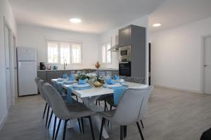 a kitchen and dining room with a table and chairs at TESS Villa Paz in Alhaurín de la Torre