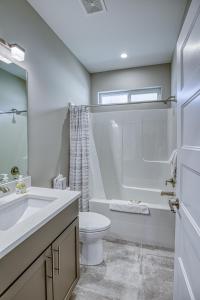 ein weißes Badezimmer mit Toilette und Waschbecken in der Unterkunft Sunflower Beach Cottage in Ocean Shores