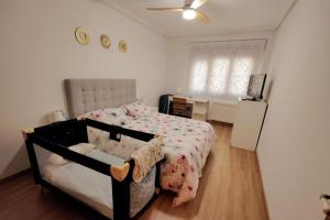 A bed or beds in a room at Céntrico, 100 metros de la playa, reformado,163 m2