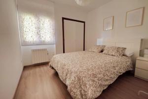 A bed or beds in a room at Céntrico, 100 metros de la playa, reformado,163 m2