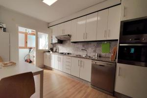 A kitchen or kitchenette at Céntrico, 100 metros de la playa, reformado,163 m2
