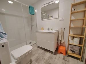 A bathroom at Céntrico, 100 metros de la playa, reformado,163 m2 Még 11 kép