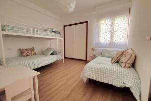 A bed or beds in a room at Céntrico, 100 metros de la playa, reformado,163 m2