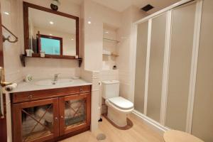 A bathroom at Céntrico, 100 metros de la playa, reformado,163 m2