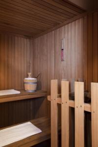 a sauna with a table and a bowl in it at Parma E Oriente in Montecatini Terme