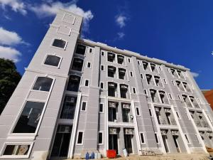 Bangunan di mana terletaknya aparthotel ini +9 gambar