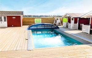 una piscina con un puente sobre una terraza de madera en Morup 2, en Morup