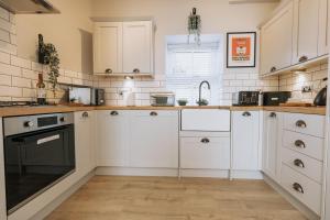 A kitchen or kitchenette at Church View Cottage