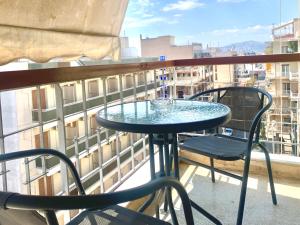 een tafel en stoelen op een balkon met uitzicht bij Athens center rooms in Athene
