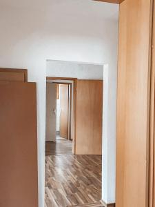 pusty pokój z korytarzem z drewnianą podłogą w obiekcie Granny Smith w mieście Neuhofen