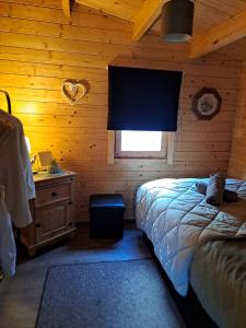 ein Schlafzimmer mit einem Bett und einem Fenster in einer Hütte in der Unterkunft The Ranch Cabin in Rathdowney