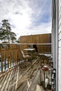Relaxing Lake Oasis with Jacuzzi - Amazing view & Private Pier的阳台或露台