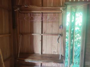 een houten plank in een kamer met een raam bij Relax House in Ko Phayam
