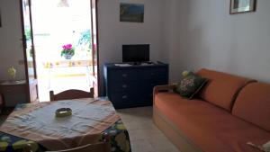 un soggiorno con divano e tavolo di Casa Engy a Città di Lipari