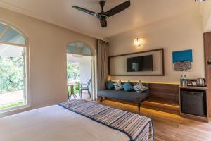 Кровать или кровати в номере Nanu Beach Resort & Spa