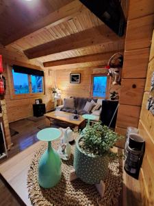 sala de estar con sofá y mesa en The Ranch Cabin, en Rathdowney