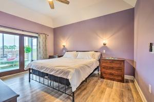 Un dormitorio con una cama grande y una ventana. en Mexico Beach Retreat with Grill and Private Pool!, en Mexico Beach 24 fotos más