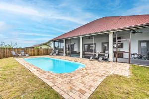 Un patio trasero con piscina y una casa. en Mexico Beach Retreat with Grill and Private Pool!, en Mexico Beach