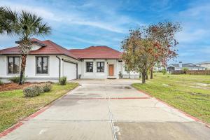 una casa blanca con techo rojo en Mexico Beach Retreat with Grill and Private Pool!, en Mexico Beach