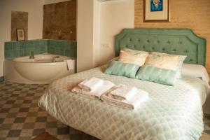 A bed or beds in a room at Castillo de Bulbuente de Luis Zueco