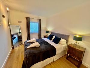 Un dormitorio con una cama grande y una ventana en Mango Tree Apartment, en Cambridge
