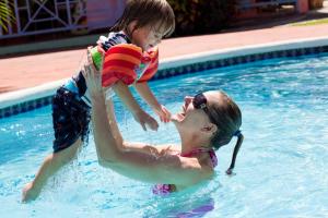 Copii care stau la Bay Gardens Hotel