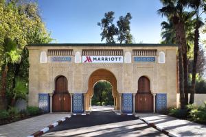 uma entrada para um edifício com uma arcada em Fes Marriott Hotel Jnan Palace em Fez