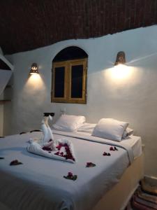 um quarto com uma cama com flores em Nubian King em Aswan