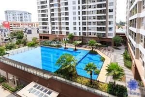 vista sulla piscina in cima a un edificio di Apartments near Tân Sân Nhất Airpot ad Ho Chi Minh
