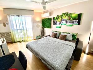 een slaapkamer met een bed in een kamer bij Le Nouveau Port By SCLS Locations in Cannes