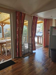 勒格羅－迪魯瓦的住宿－Bungalow des amis，客厅设有滑动玻璃门和桌子
