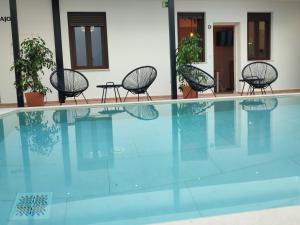 Bazén v ubytovaní Sueños de Orive. Con piscina y wifi. Casco antiguo. alebo v jeho blízkosti